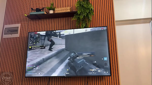 Meu ponto fraco sexo e v&iacute;deo game ser&aacute; que resistir a proposta da negra safada 