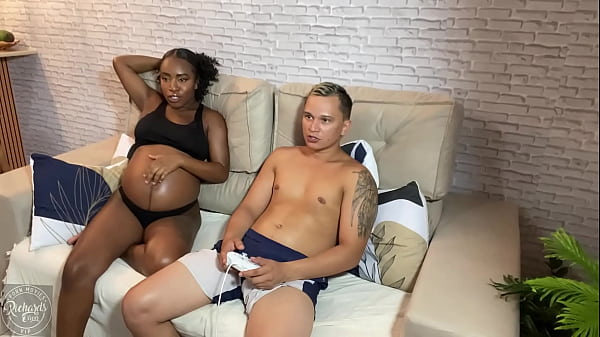 Meu ponto fraco sexo e v&iacute;deo game ser&aacute; que resistir a proposta da negra safada