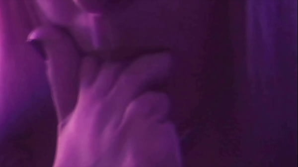 Novinha tatuada se masturbando at&eacute; gozar 