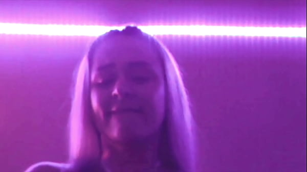 NOVINHA TATUADA SE MASTURBANDO AT&Eacute; GOZAR 