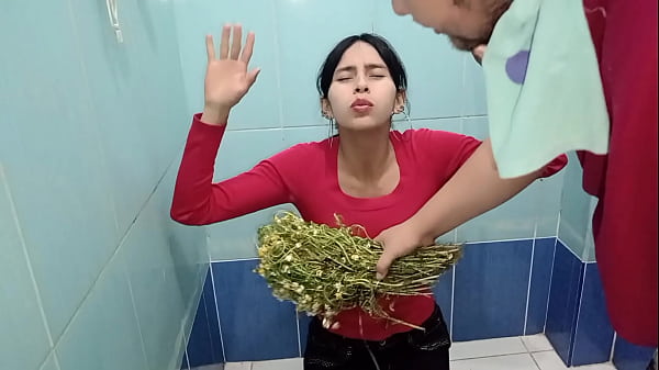 Los m&eacute;todos de los brujos desconocidos cada vez es diferente de rodillas en la ducha pre&ntilde;ada satisfecha 