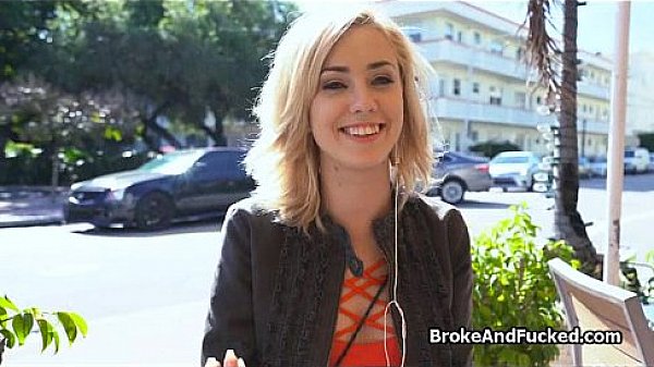 Nonton Blonde Haley Smiles Before Blowing thumbnail