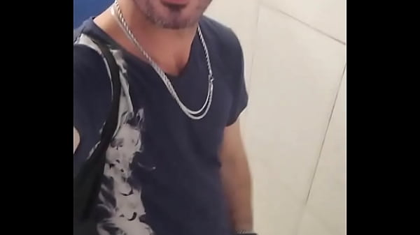 Tes&atilde;o no banheiro da esta&ccedil;&atilde;o. 