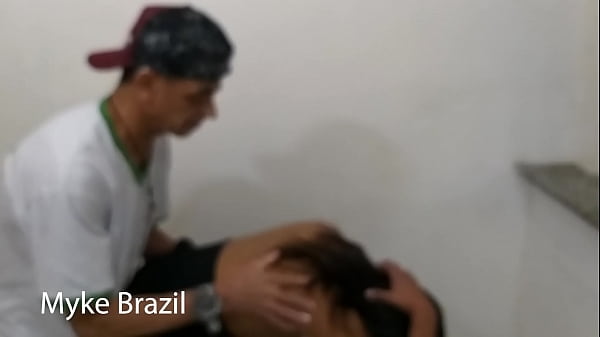 Play MP4 - Dona do apartamento chegou no apartamento e pintor estava pintando o apt ela n&atilde;o tinha dinheiro para pagar em forma de pagamento deu bucetinha e mamou bem gostoso