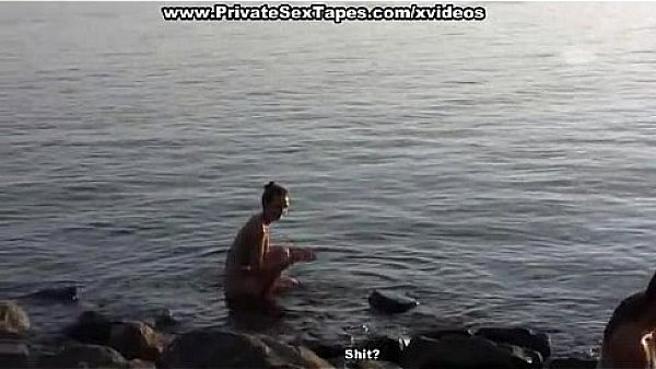 Chick flashing in public 