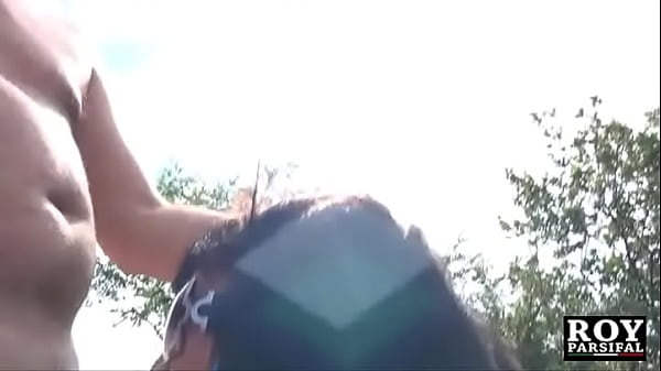 Play MP4 - Sesso all'aperto con Gianna ed il suo amico esibizionisti