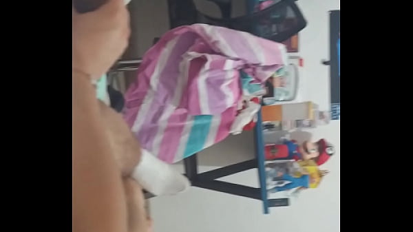 As&iacute; me gusta manosear una verga rica joven amateur masturba a su vecino cuando no hay nadie en casa 