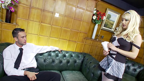 Nonton Lou Lou Takes A Hot Guest's Load thumbnail