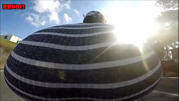 MORENA GOSTOSA ANDANDO DE_MOTO MOSTRANDO_A BUNDA