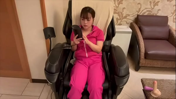 Nonton マッサージ機を使ったらムラムラしてきてえっちなことしちゃいました... thumbnail