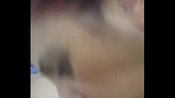 Coroa safadagoza pela buceta. Enquanto corno marido fica olhando_a buceta dela pisca.