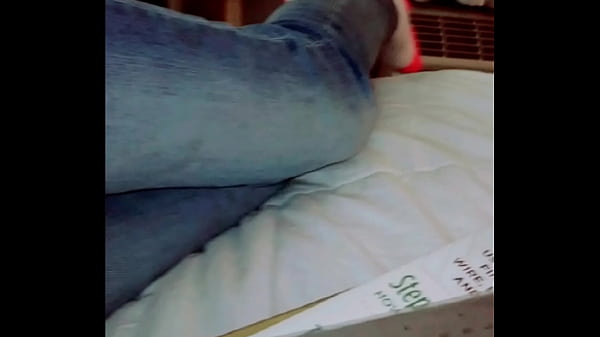 Nonton Up Close To The Misses Getn Herself Off thumbnail