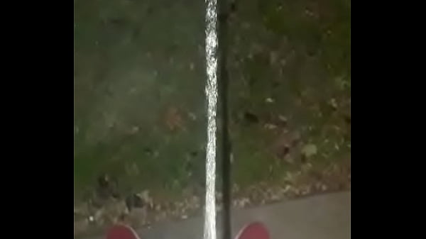 Play MP4 - Pissing