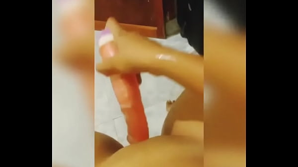 Como cuando no estas en casa y tu_mujer te extraña tanto_que deciden hacer un sexchat y_permites_que le_hable a_su juguetito que_le comprastes como si fueras tu_Jejeje_me encantó esta_nueva experiencia