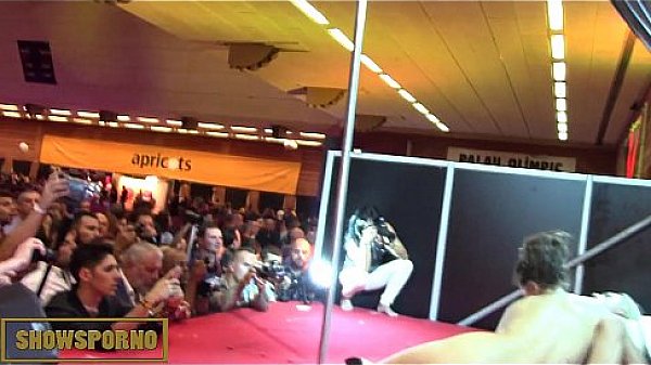 Nonton American Pornstars Lesbian Fuck On Stage thumbnail