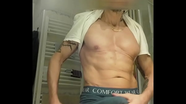 Play MP4 - je branle ma grosse queue en reniflant mon slip&comma;