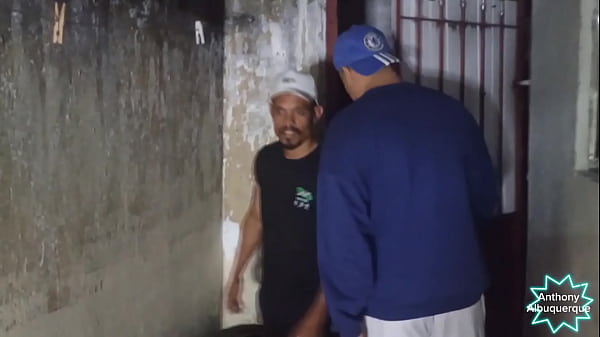 Novinho me flagrou mijando e Caio de boca no carro 