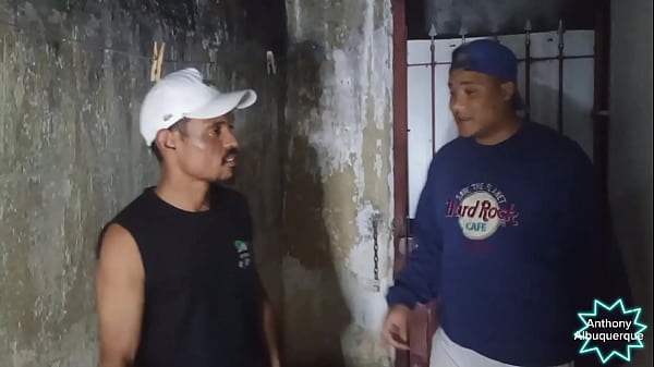 Play MP4 - Parei o carro pra mijar&comma; passou um novinho e pediu pra mama&comma; depois me levou pra sua casa pra fuder enquanto a mulher dormy&commat;