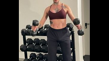 Assine J&aacute; Para Ver A Travesti Pauzuda, A Musa Do Porno Brasileiro Gozando Sozinha Na Academia. thumbnail