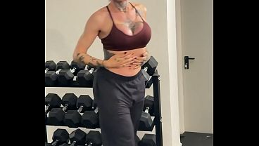 Assine J&aacute; Para Ver A Travesti Pauzuda, A Musa Do Porno Brasileiro Gozando Sozinha Na Academia. thumbnail