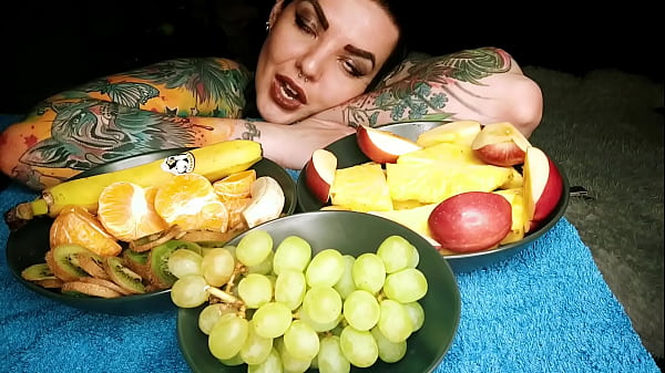 Nonton Hot Horny Tattooed Bitch Sexy Eating Fruit And Pouring Sweet Yogurt On Her Boobs thumbnail