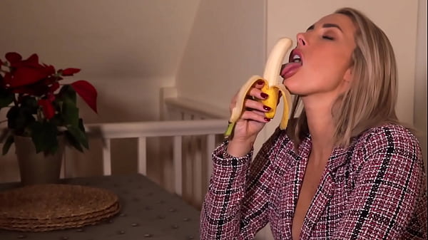 Bbw Pawg Paige Turnah British Pornstar Banana Blowjob thumbnail