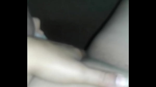 Morena gostosa com dedo na buceta 