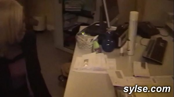 French Milf se gode sur plage et_branle lesvoyeurs