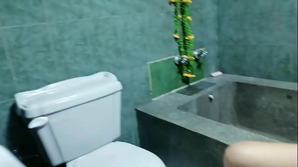 Me follo a la novia de mi hermanastro cuando el sale a trabaja