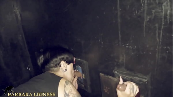 Play MP4 - Sacanagem com desconhecidos no gloryhole