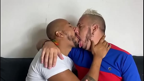 Sugando a l&iacute;ngua  e a boca gostoso 