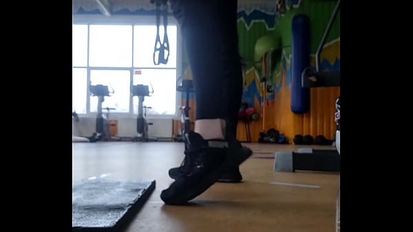 Play MP4 - A Young Female Shakes her Ass in The Gym