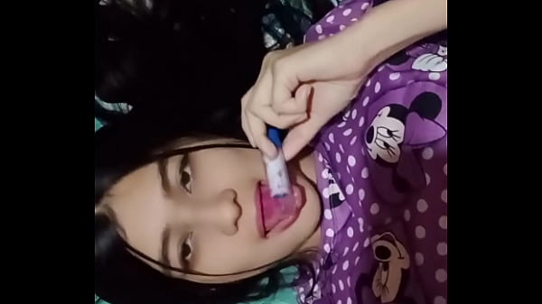 La vecina latina cachonda entra y ve a su vecino blanco masturb&aacute;ndose 