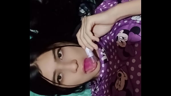 La vecina latina cachonda entra y ve a su vecino blanco masturb&aacutendose