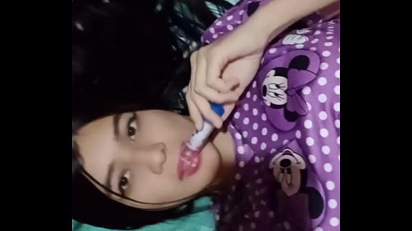 Play MP4 - La vecina latina cachonda entra y ve a su vecino blanco masturb&aacute;ndose