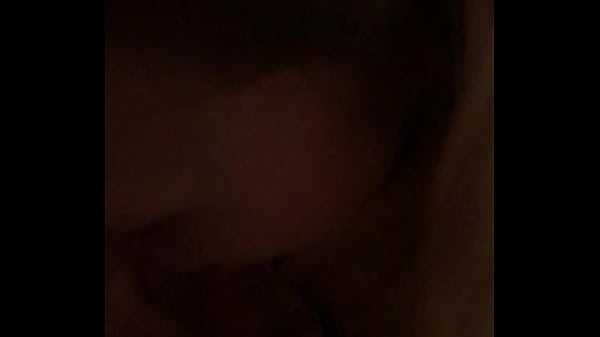 Kleine schlampelutscht und bekommt alles ab