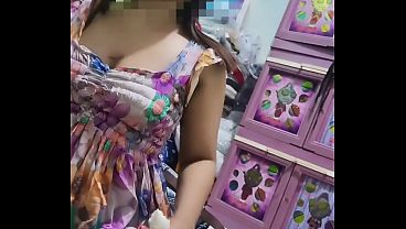 Kalau teman suamiku nginap di rumah, rasanya pengen aku ajak ngentot, video thumbnail