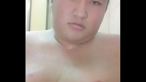 Play MP4 - La Cerdita duchandose