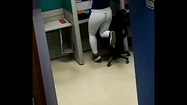 Se mueve cuando sabe que la graban