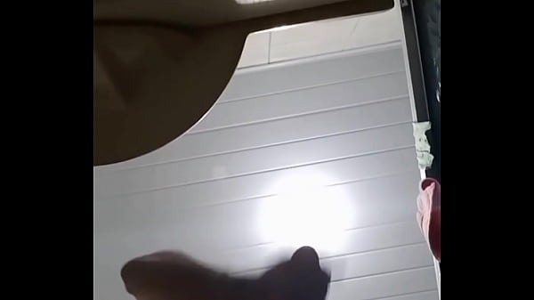 Gladiador gostoso batendo punheta 