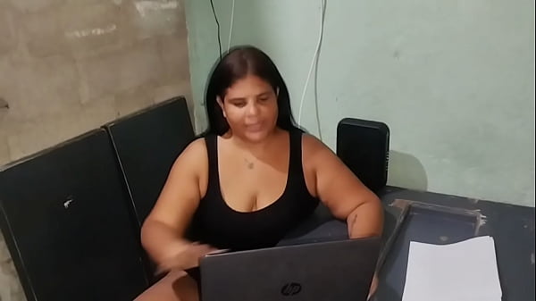 Play MP4 - Colombiana gordita con culo grande se pone cachonda con su padrastro y lo pone muy cachondo&period;