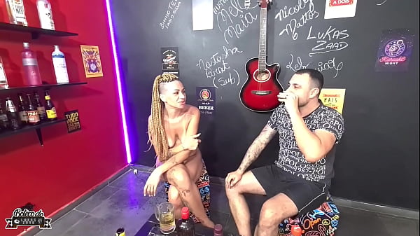 Corno Assiste: Casada Liberal Leva Pau e Tapa na Bunda no Boteco 