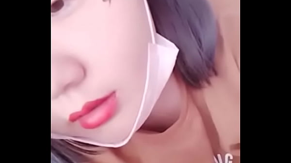 带有纯正胸部和包袋的欧式纯真