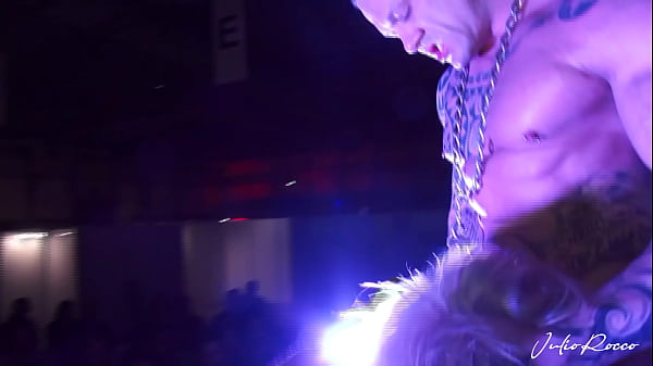 Play MP4 - Follando en p&uacute;blico una polla grande