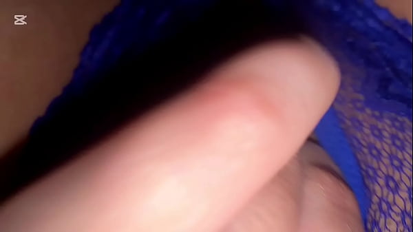 Latina en tanga azul abierta se frota el cl&iacute;toris hasta correrse pov nocturno 