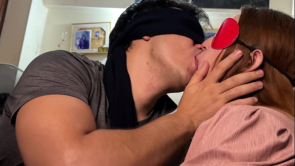 Play MP4 - A ella le encantan los BESOS sucios y CALIENTES&comma; llenos de SALIVA y con mucha LENGUA