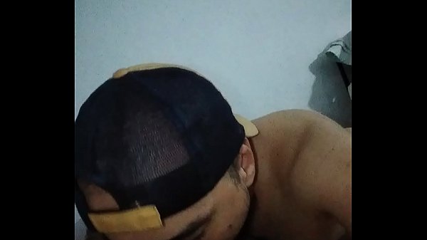 Cuando de comerse una verga hasta el fondo se trata me apunto, pues soy full pasivo y me fascina lamer huevos y comerme la verga comletamente 