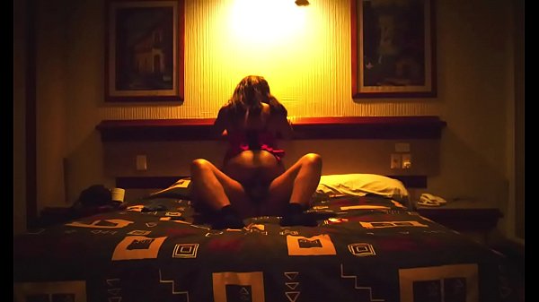 TRAVESTI DE CLOSET CABALGANDO ENCIMA DE LA VERGA 