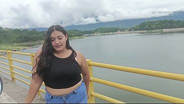 chica abandonada por su novio es auxiliada y follada por desconocido