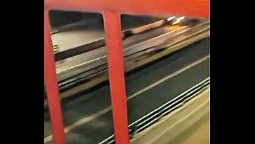Puta camina desnuda en un puente 